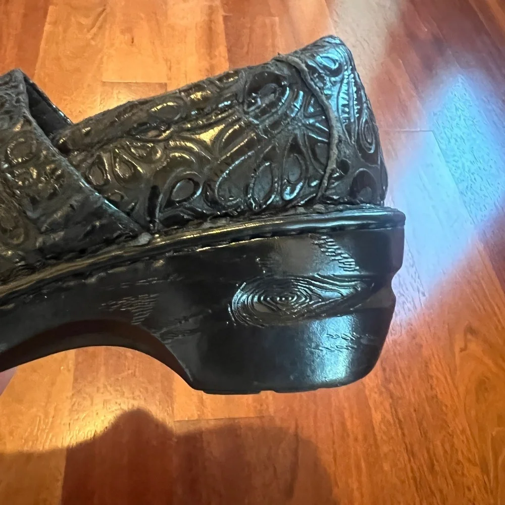 BOC Born Peggy Clogs Black Tooled Leather Floral, Nurse, Size 8 Wide - Picture 3 of 9
